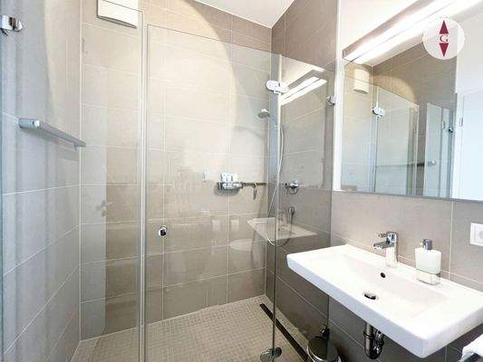 Gäste-WC mit Dusche