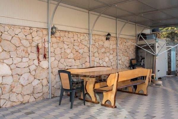 Große, überdachte Terrasse