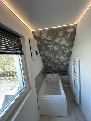 OG: Bad mit großem Fenster