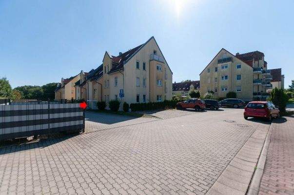 Objektansicht mit Blick in die Straße