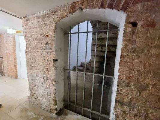 Alter stillgelegter Zugang zur TG