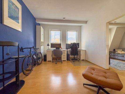 Helles Arbeitszimmer