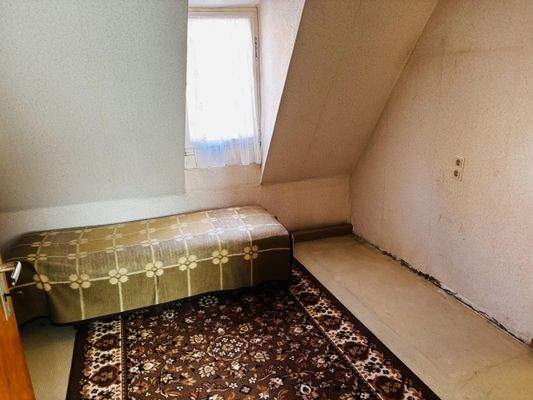 Schlafzimmer mit Gaubenfenster (DG)