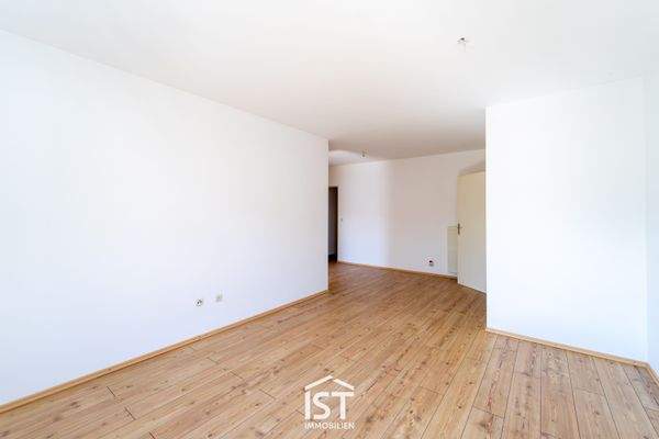 Wohnzimmer mit Einbauküchenblock