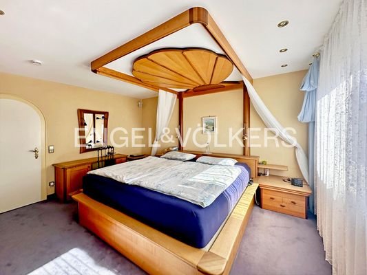 Schlafzimmer mit Balkonzugang