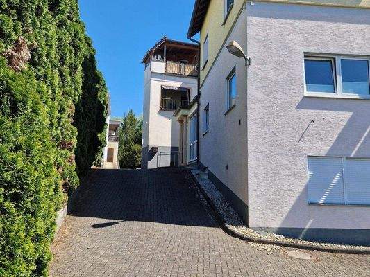 Zufahrt Parkplätze und Seiteneingang