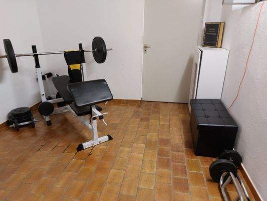 UG: 1 Kellerraum + 1 Hobbyraum