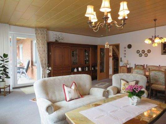 Wohnzimmer mit Zugang zur Terrasse