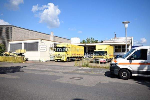 Außenansicht mit Blick zum Parkplatz