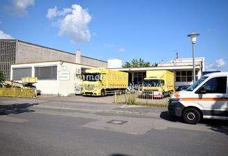 Außenansicht mit Blick zum Parkplatz