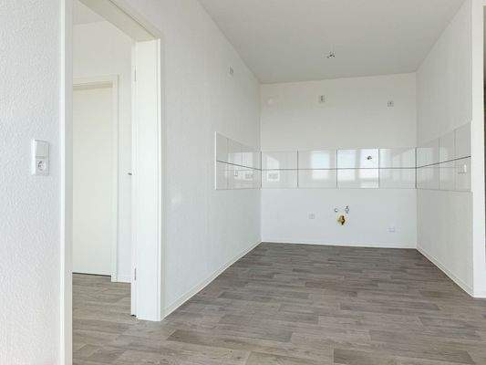 Wohnzimmer mit offener Küche