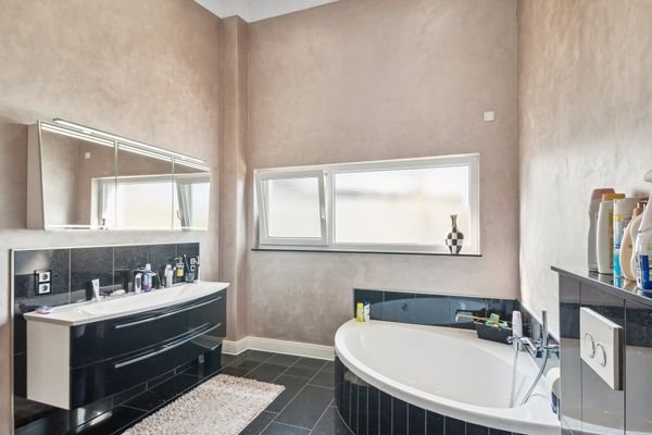 Schickes Bad en Suite mit Granitfliesen