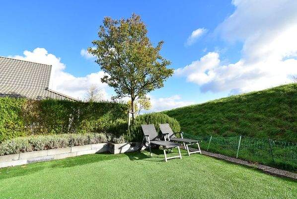 chalet-kaufen-summio-park-aquadelta-bruinisse-niederlande-garten-mit-liegestuehlen-2025