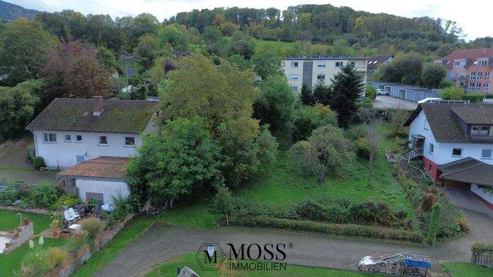 optionales Baugrundstück rechts neben dem Haus