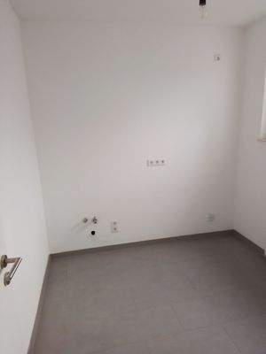 Leere Küche mit Anschlüssen