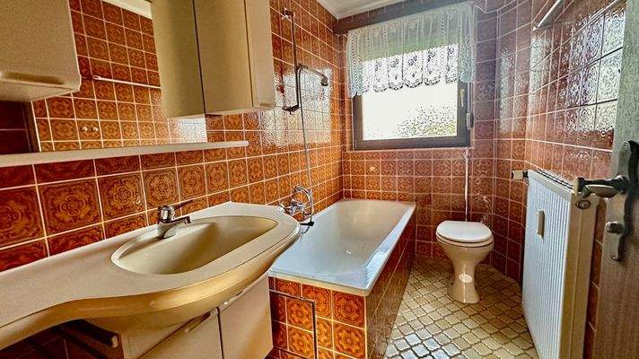 Badezimmer im Erdgeschoss mit Badewanne