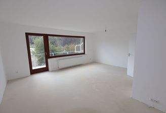 Blick in den Wohnbereich mit Balkonzugang