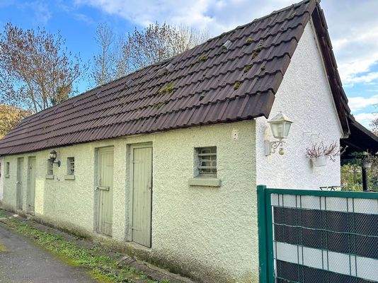 Viel Stauraum in Stallungen hinter dem Haus