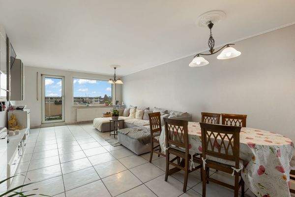 Helles großes Wohnzimmer