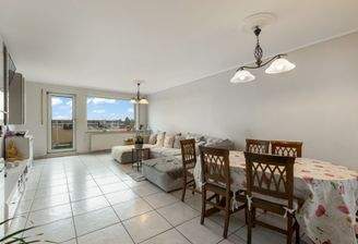 Helles großes Wohnzimmer