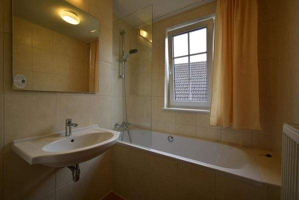ferienhaus-kaufen-ferienresort-cochem-cochem-niederlande-badezimmer-mit-badewanne-2025