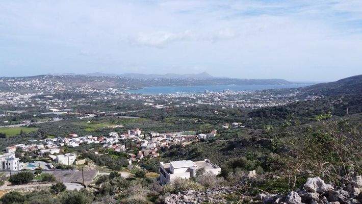 Kreta, Malaxa: Grundstück mit Blick auf Meer und Stadt zu verkaufen
