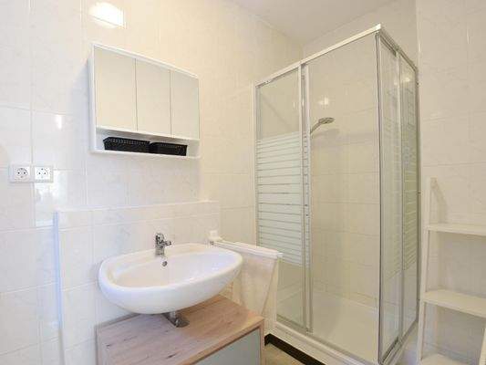 Helles Badezimmer im Erdgeschoss