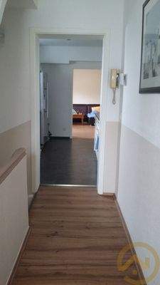 Flur 1.OG mit Kü und WZ