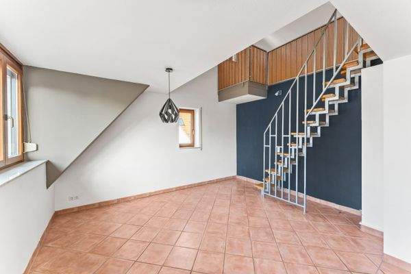 Wohn-Essbereich / Treppe zum DG