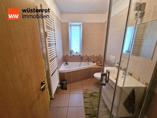 Tageslichtbad mit Wanne und Dusche