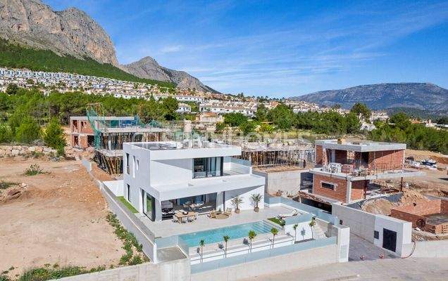 Detached Houses with Large Plots in Polop Centro Alicante