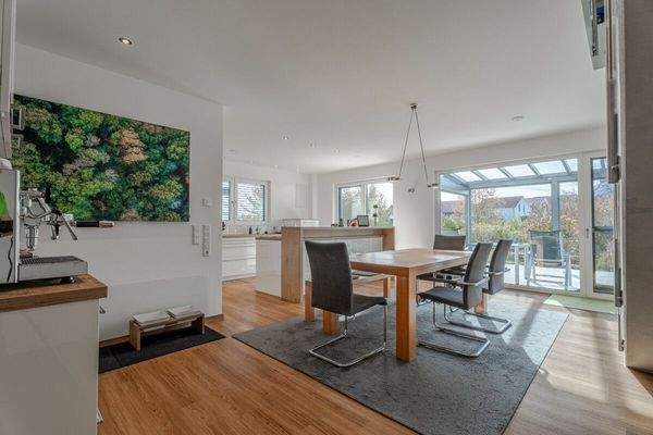 Esszimmer und Küche Gartengeschoss