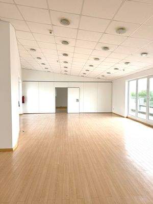 offener Bürobereich m. Zugang Faltwand Konferenzr.