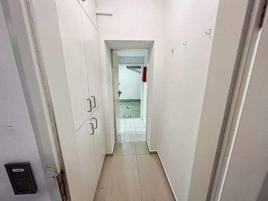 Gang zur Garage und zum HWR