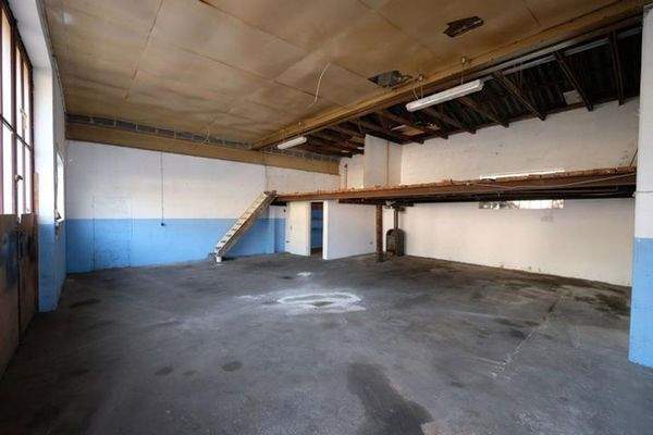 Halle I mit kl Büro und Empore