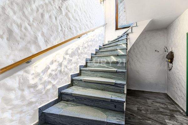 Treppe zum Untergeschoss