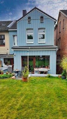 Rückseite mit Garten und Terrasse