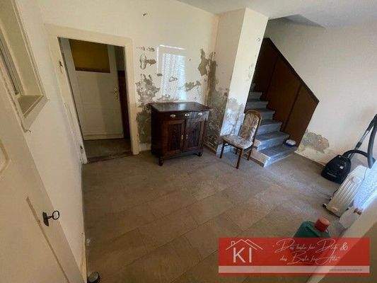 Flur/ 2. Eingang von Vorgarten aus