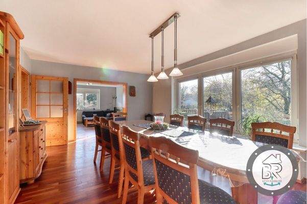Großzügiges Esszimmer mit Weitblick