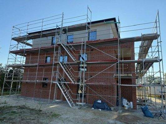 Neubau mit Gerüst
