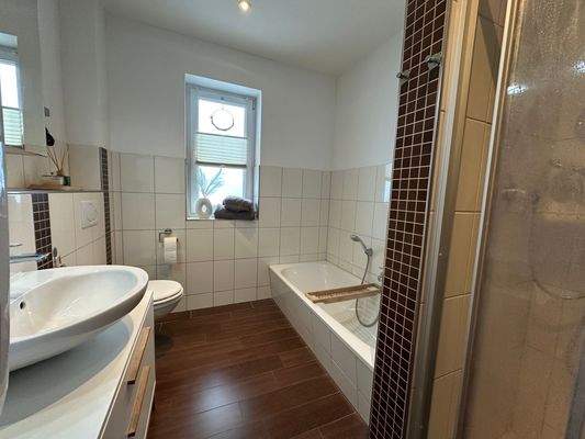 Badezimmer mit Dusche und Badewanne 