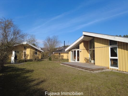 sonniger Garten mit Grillkamin