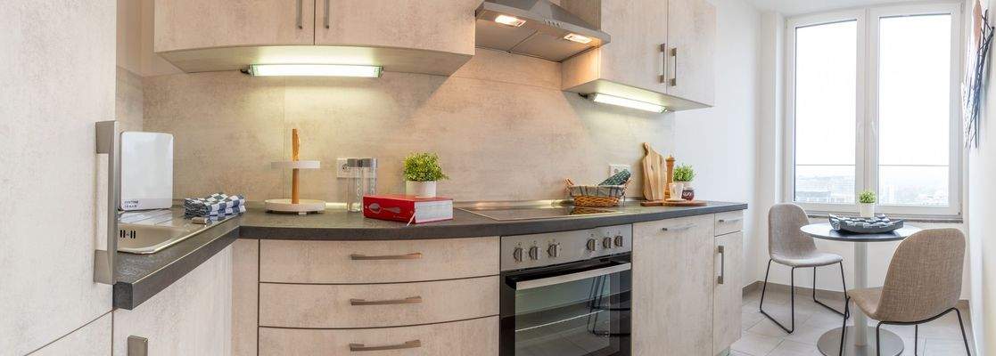 Beispiel einer Küche mit Einbauküche und Essbereich