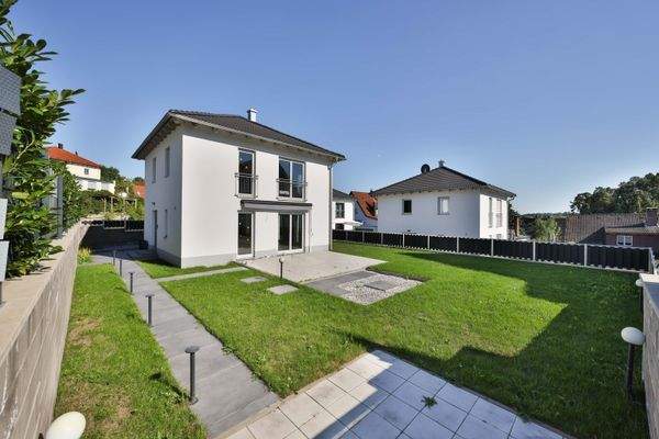 Hausansicht mit Terrasse