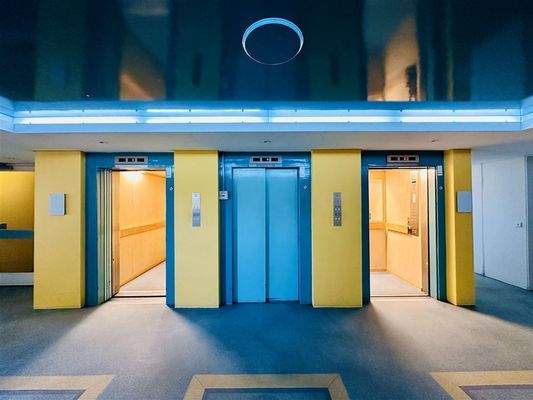 Aufzüge auf die Etagen