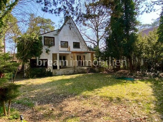 Haus mit Natur umgeben