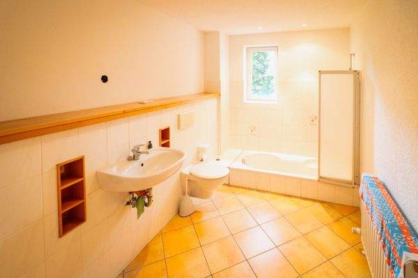 Wunderschönes Bad mit Wanne im Erdgeschoss