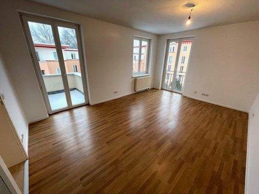 Helles Wohnzimmer mit Balkon