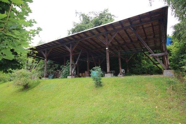 Blick auf den Unterstellschuppen