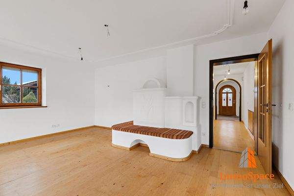 Gemütlicher Kachelofen mit Bank